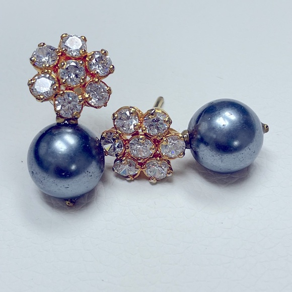 Gray embellished earrings - Picture 2 of 2